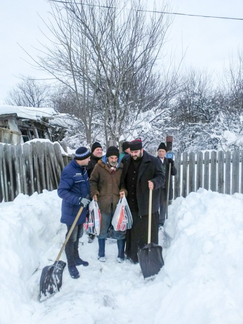 Persoanele afectate de ger, ninsori și viscol, ajutate de preoți Poza 46308