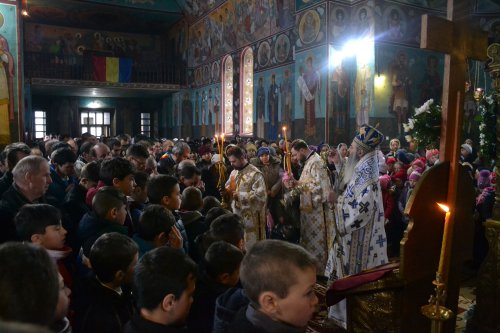 Liturghie şi vizită arhierească la Todireşti Poza 45413