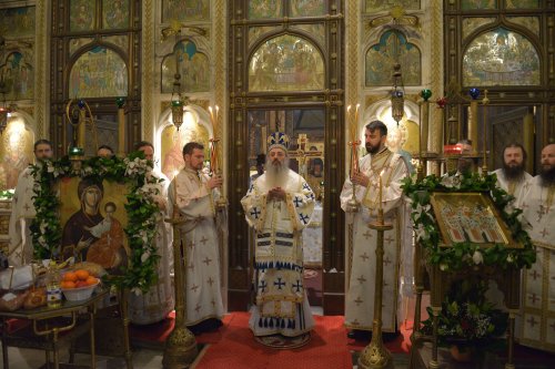 Liturghie şi vizită arhierească la Todireşti Poza 45414