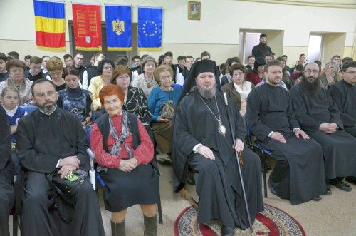 Program dedicat „Mamei”, la Liceul Ortodox din Oradea      Poza 43931