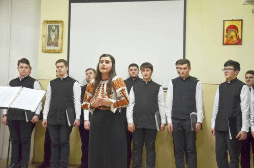 Program dedicat „Mamei”, la Liceul Ortodox din Oradea      Poza 43933