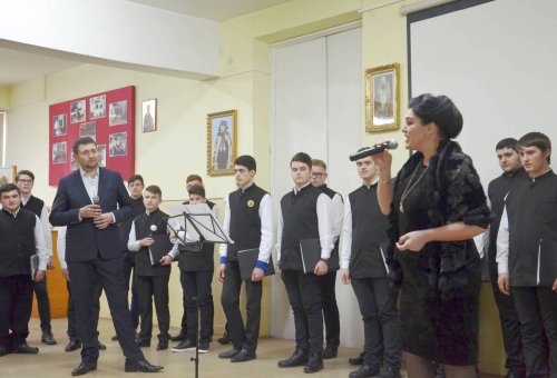 Program dedicat „Mamei”, la Liceul Ortodox din Oradea      Poza 43934