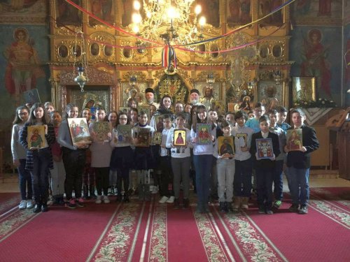 „Vlăstarele“ Ortodoxiei cinstesc sfintele icoane  Poza 43406