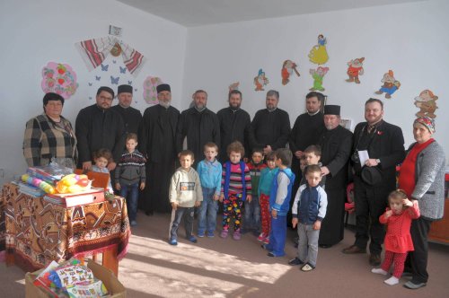Ajutor al preoţilor din Protoieria Fălticeni pentru copiii din Broşteni Poza 43124