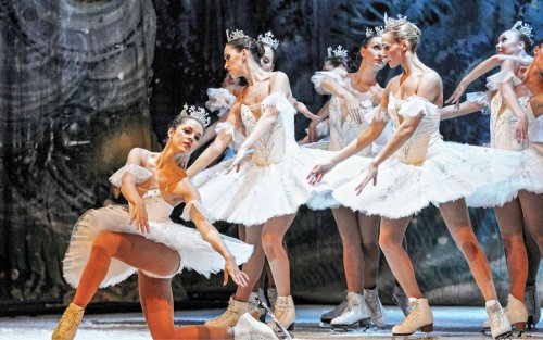 „Lacul lebedelor” - balet pe gheaţă la București