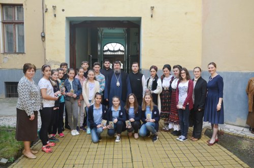 Elevi în vizită la reședința episcopală din Oradea Poza 42125