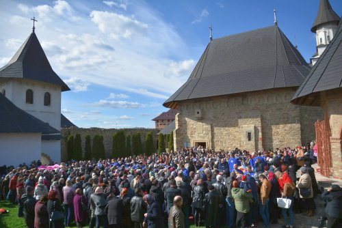 Pelerini în rugăciune la Mănăstirea Hadâmbu Poza 41336