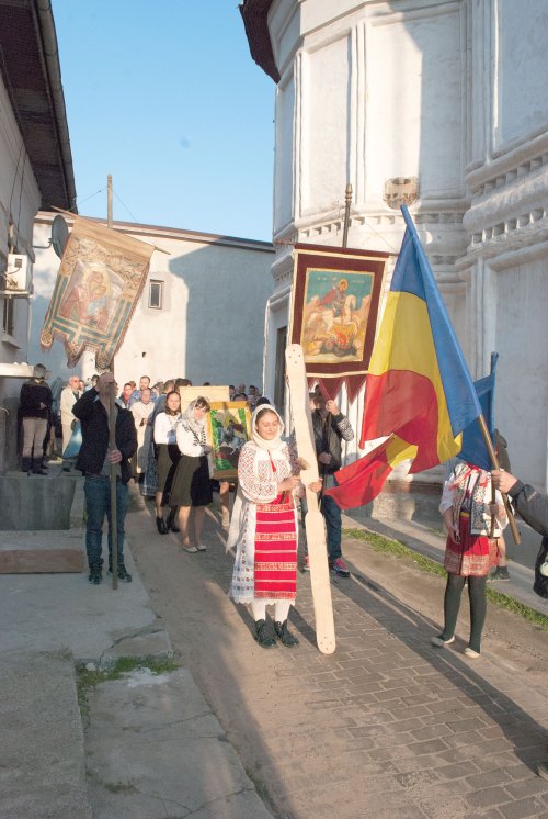 Biserici şi mănăstiri în haină de praznic Poza 40582