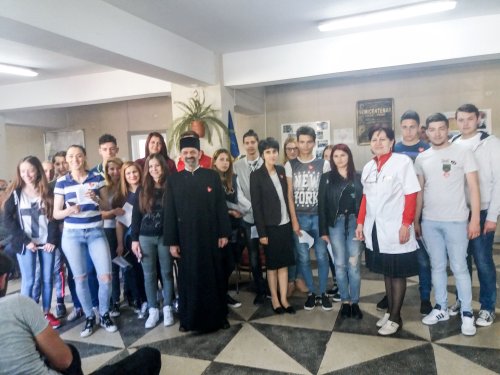 Elevii a două licee din Ploieşti au donat sânge Poza 40099