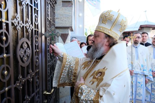 A fost sfinţită Biserica „Buna Vestire”-Bellu Poza 39872