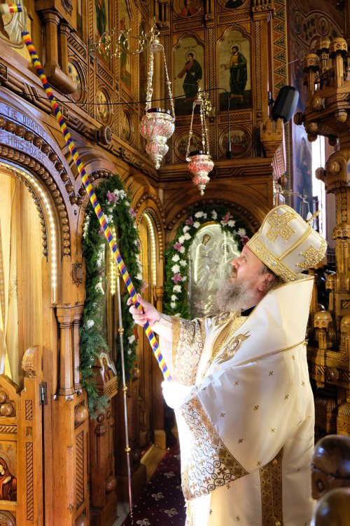 A fost sfinţită Biserica „Buna Vestire”-Bellu Poza 39876