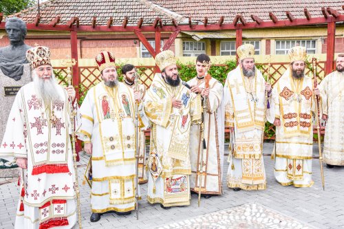 Sfințirea bisericii ortodoxe române din Apateu Poza 39787