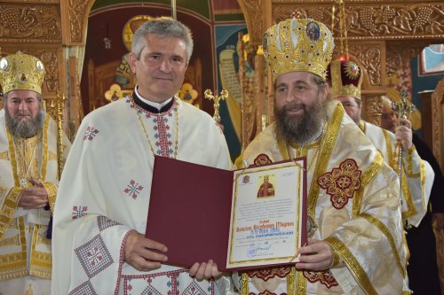 Sfințirea bisericii ortodoxe române din Apateu Poza 39789