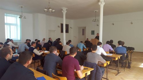 Părintele profesor Viorel Ioniţă le-a conferenţiat studenţilor teologi de la Iaşi Poza 39027