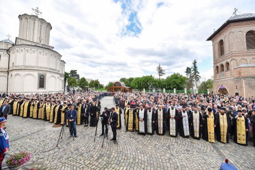 Liturghie arhierească și momente festive la Patriarhia Română Poza 38977