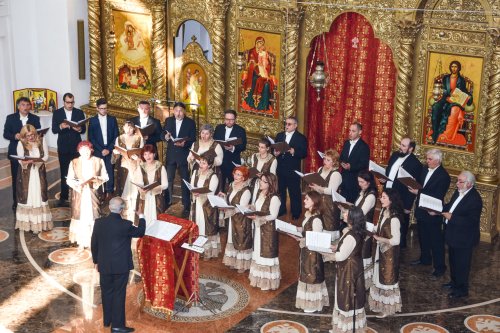 Corala Camerală „Sargeția” din Deva a oferit un regal muzical pentru caransebeșeni Poza 38662