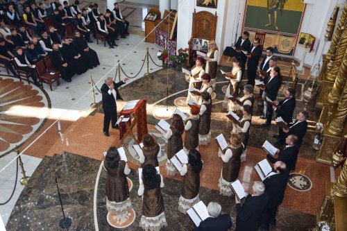 Corala Camerală „Sargeția” din Deva a oferit un regal muzical pentru caransebeșeni Poza 38664
