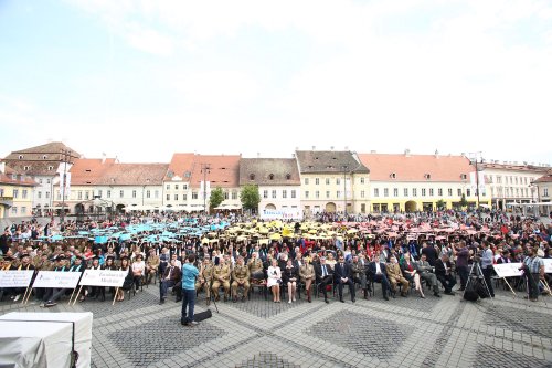 Festivitatea de absolvire a studenților în Piața Mare din Sibiu Poza 38638