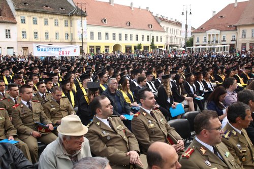 Festivitatea de absolvire a studenților în Piața Mare din Sibiu Poza 38639