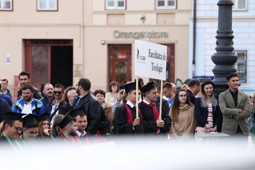 Festivitatea de absolvire a studenților în Piața Mare din Sibiu Poza 38642