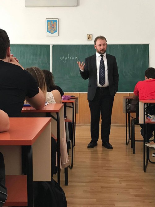 Trei „Dialoguri la ţintă” cu liceeni din Iaşi Poza 38257