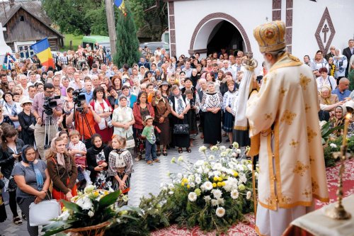 Resfinţire de biserică şi sfinţire de paraclis la Bucşoaia, Frasin Poza 37732