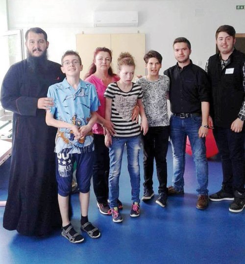 Elevi de la Liceul Ortodox Oradea în sprijinul bolnavilor de autism Poza 37617