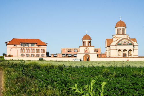 Liturghie și filantropie într-o mănăstire tomitană Poza 37291