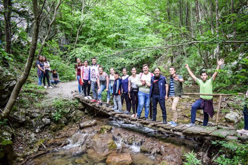 Tineri pelerini în Banatul de Munte Poza 37149