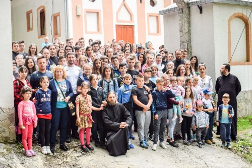 Tineri pelerini în Banatul de Munte Poza 37151