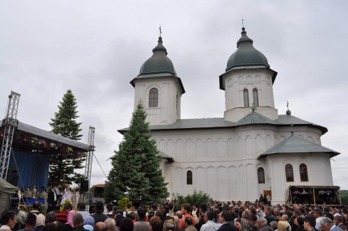 Sărbătoarea Sfinţilor Apostoli în Moldova Poza 36750