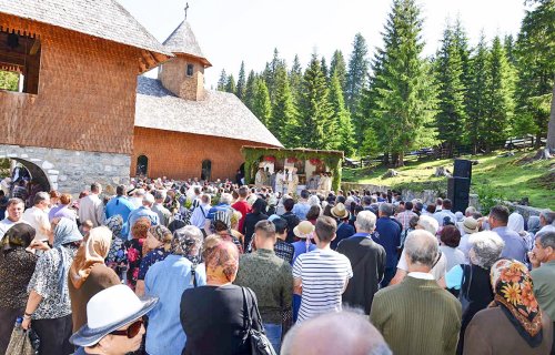 Slujiri de sărbătoarea Sfinților Apostoli Poza 36622