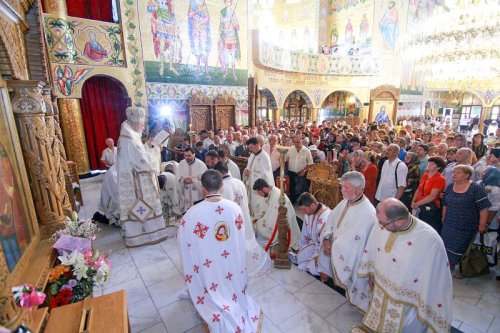 Slujiri de sărbătoarea Sfinților Apostoli Poza 36623