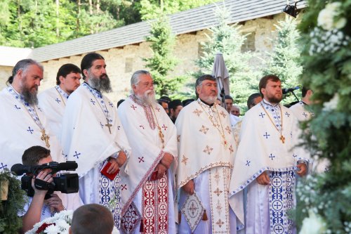 Mii de pelerini l-au cinstit pe Binecredinciosul Voievod Ştefan cel Mare şi Sfânt Poza 36502