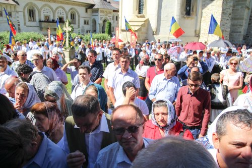 Mii de pelerini l-au cinstit pe Binecredinciosul Voievod Ştefan cel Mare şi Sfânt Poza 36504