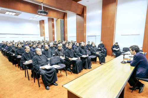 Cursuri pentru obţinerea gradelor profesionale în preoţie la Bucureşti Poza 36489