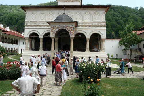 Credincioși de la Parohia Iancu Vechi-Mătăsari, în pelerinaj la mănăstiri din Vâlcea Poza 36402