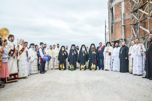 Patru ierarhi la hramul Mănăstirii Halmyris Poza 36000