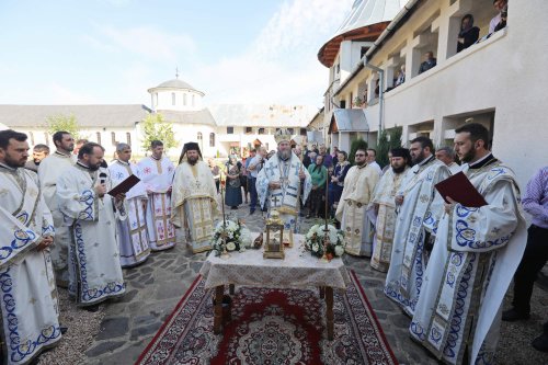 Slujiri arhiereşti în Duminica a 5-a după Rusalii Poza 35958