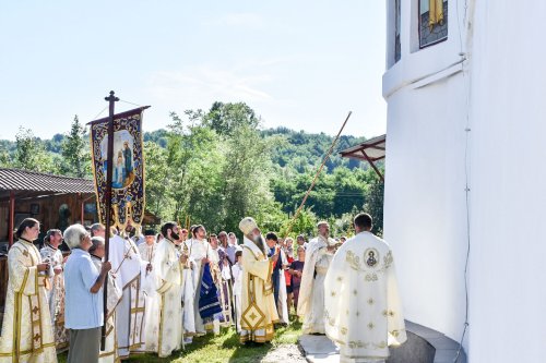 Biserica din Dorzelti-Drăgăşani, împodobită de praznic Poza 35908