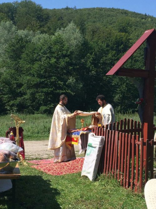 Sărbătoare la ruinele fostei mănăstiri de la Veneţia de Sus, Braşov Poza 35120