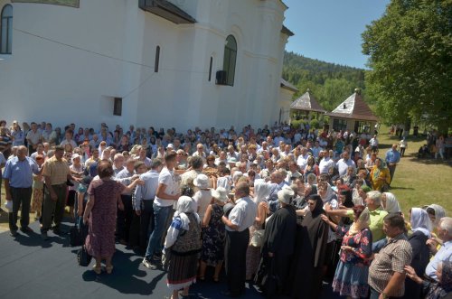 Schitul din „Poiana liniştii“, resfinţit de IPS Mitropolit Teofan Poza 34712