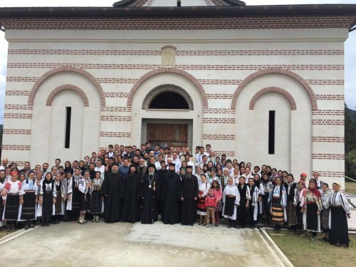 Tabere studențești la Mănăstirea Oașa, județul Alba Poza 34655