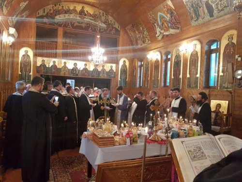 Seară de comuniune şi rugăciune la Mănăstirea Valea Budului Poza 34213