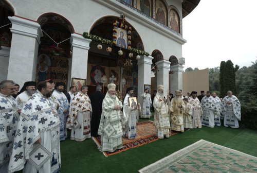 Ierarhi, preoţi şi credincioşi, rugători către Sfinții nemțeni Poza 34187