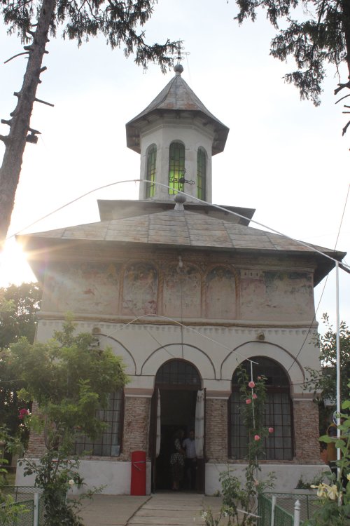 Liturghii arhiereşti în Mitropolia Olteniei Poza 33828