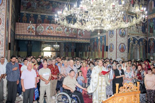 IPS Irineu a slujit la Catedrala „Sfânta Treime” din Motru Poza 33002