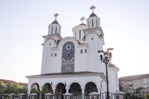 IPS Irineu a slujit la Catedrala „Sfânta Treime” din Motru Poza 33005