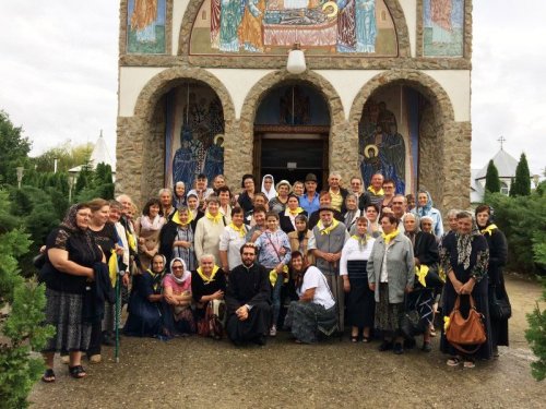 Credincioși din Cisnădie, județul Sibiu, pelerini în Banat și Moldova Poza 31780