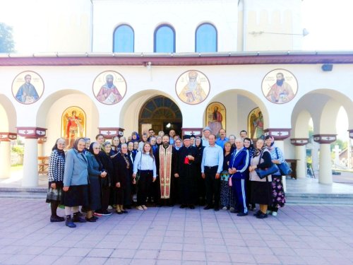 Vârstnici ocrotiţi de Filantropia Ortodoxă, pelerini în Hunedoara Poza 31663